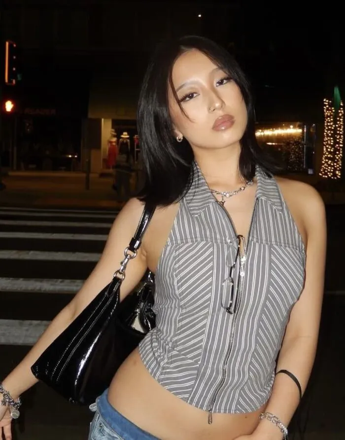 gái xinh mặc áo yếm cháy