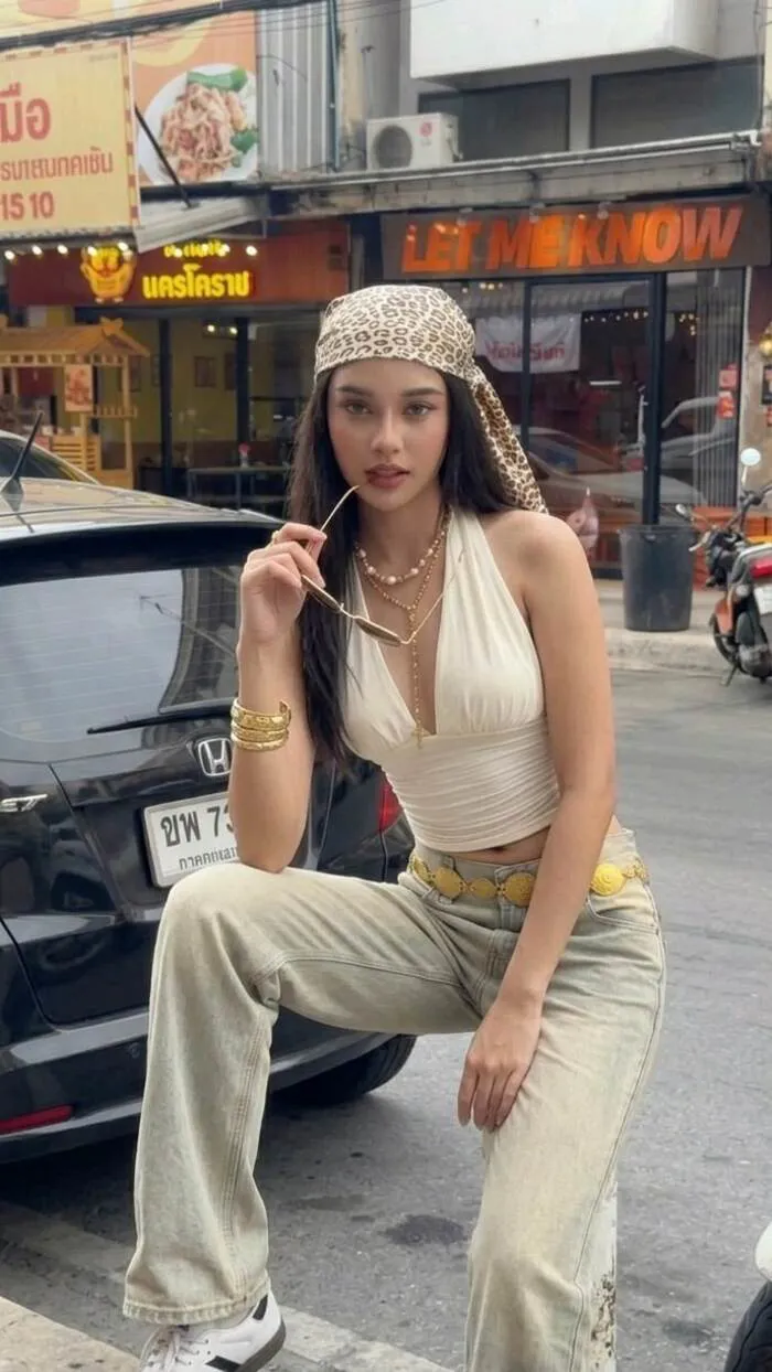 gái xinh mặc áo yếm ngầu