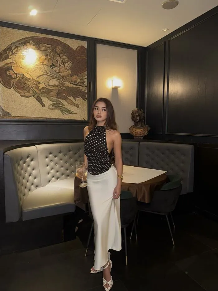 gái xinh mặc áo yếm siêu hot