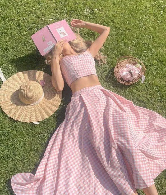 gái xinh mặc pinky ánh sáng tự nhiên