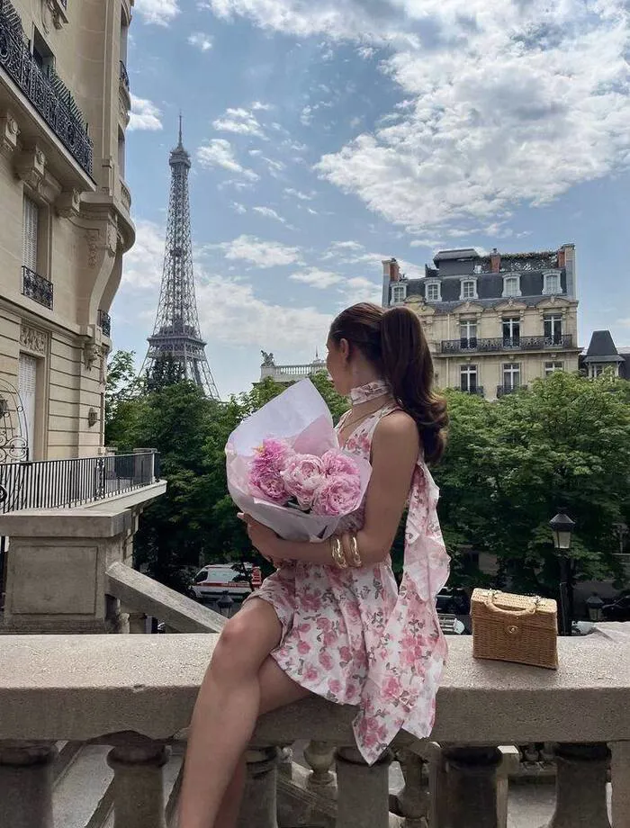 gái xinh mặc pinky nền hoa xinh