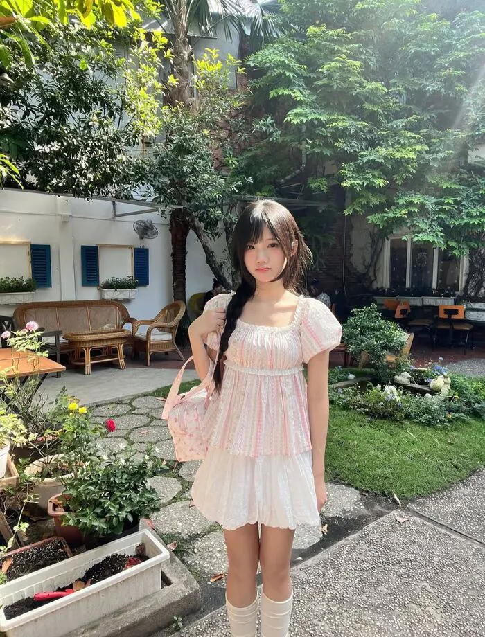 gái xinh mặc pinky tạo dáng tự nhiên