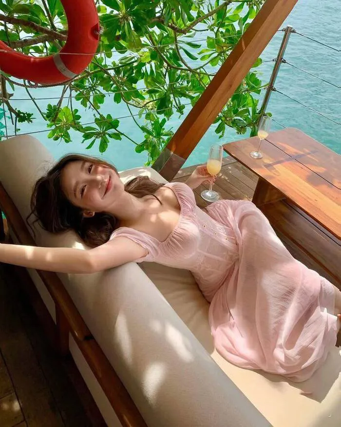 gái xinh mặc pinky thần thái nhẹ nhàng