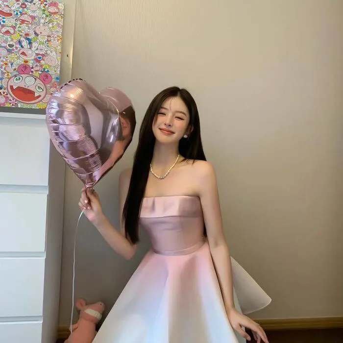 gái xinh mặc pinky tông hồng ngọt ngào