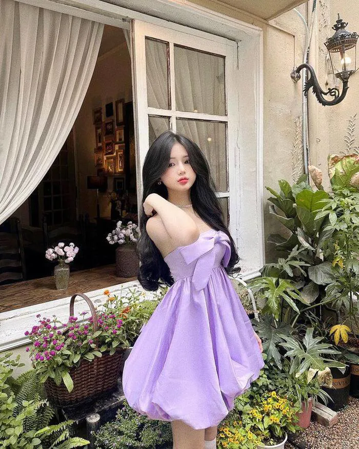 gái xinh mặc váy ngắn chụp ảnh street style