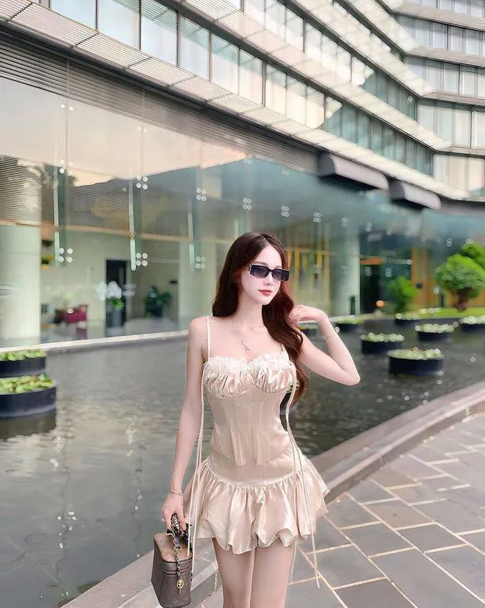 gái xinh mặc váy ngắn outfit nổi bật