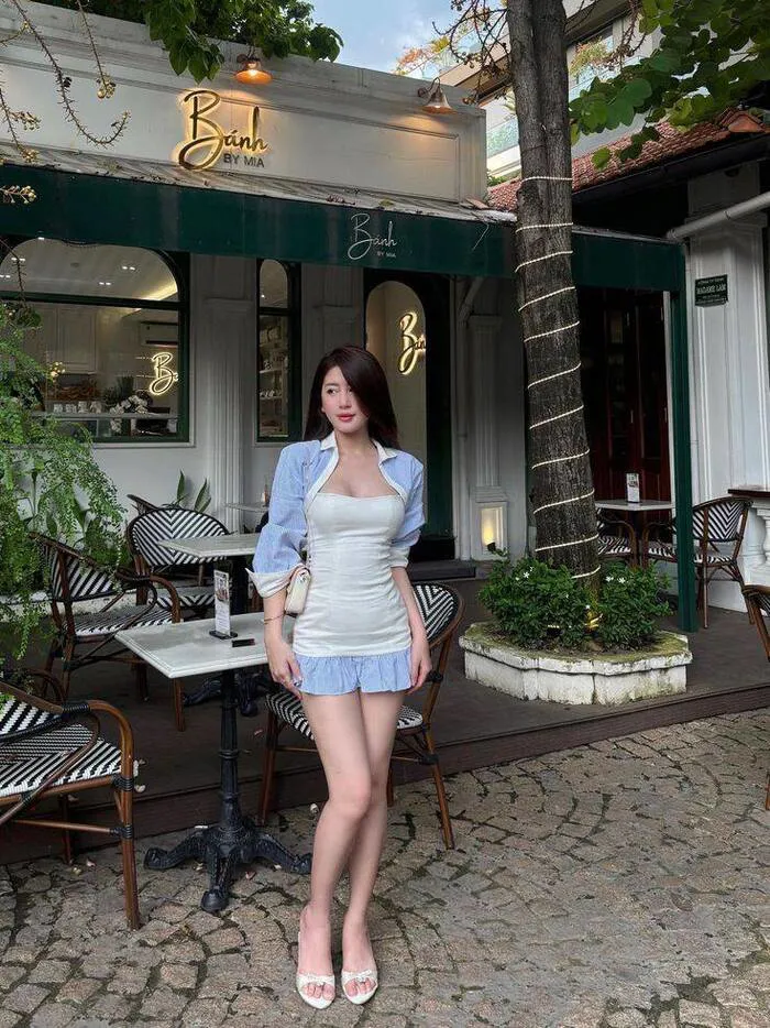 gái xinh mặc váy ngắn phong cách hiện đại