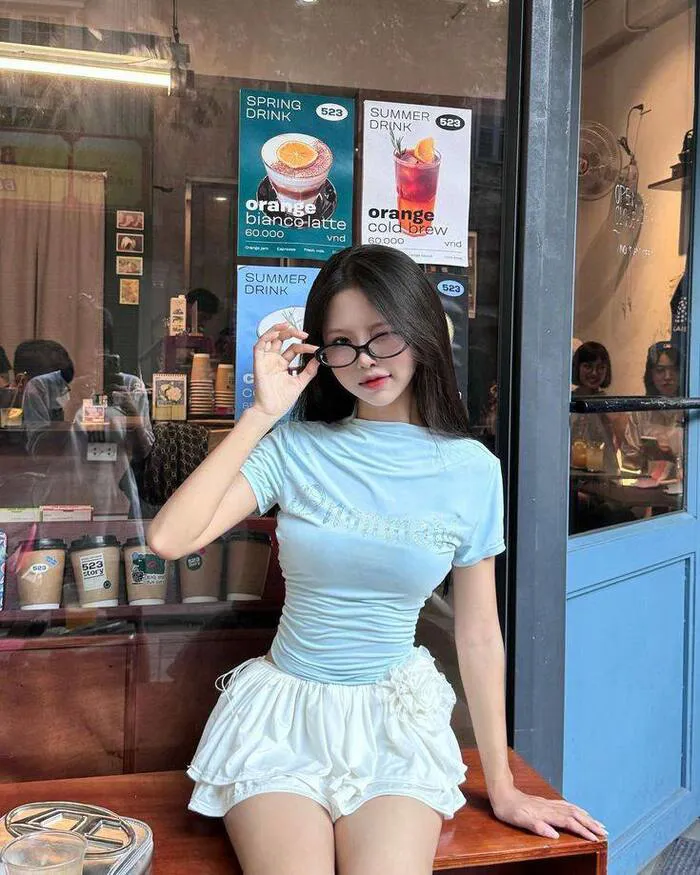 gái xinh mặc váy ngắn phong cách trẻ trung