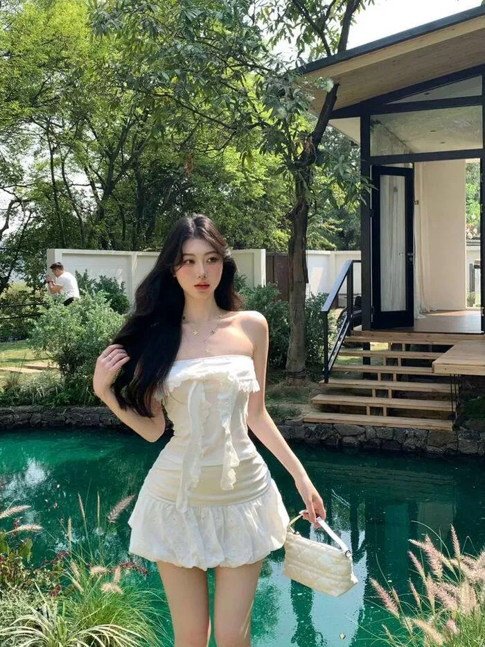 gái xinh mặc váy ngắn pose dáng xinh