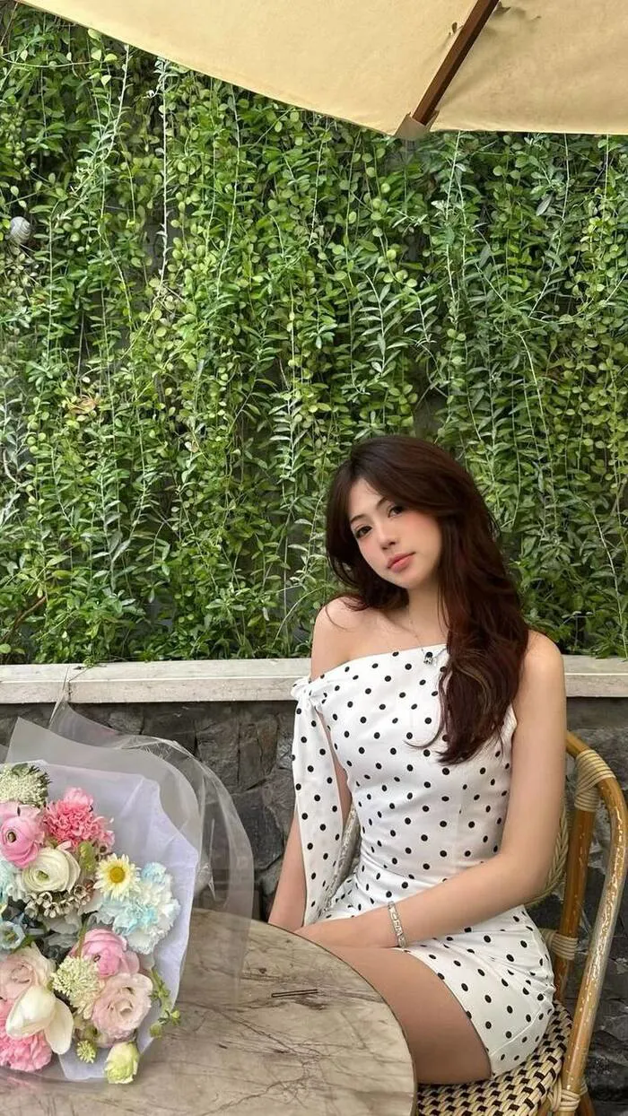 gái xinh mặc váy ngắn tạo dáng dễ thương