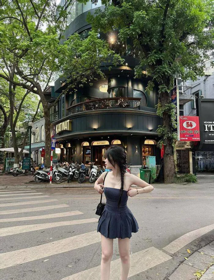 gái xinh mặc váy ngắn thần thái cuốn hút