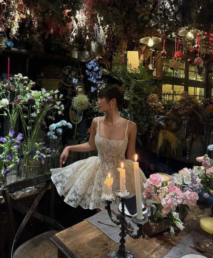 gái xinh mặc váy ngắn thần thái nhẹ nhàng