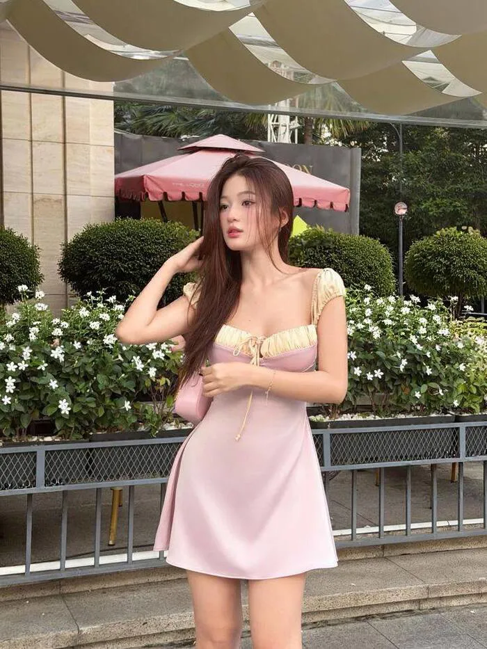 gái xinh mặc váy ngắn