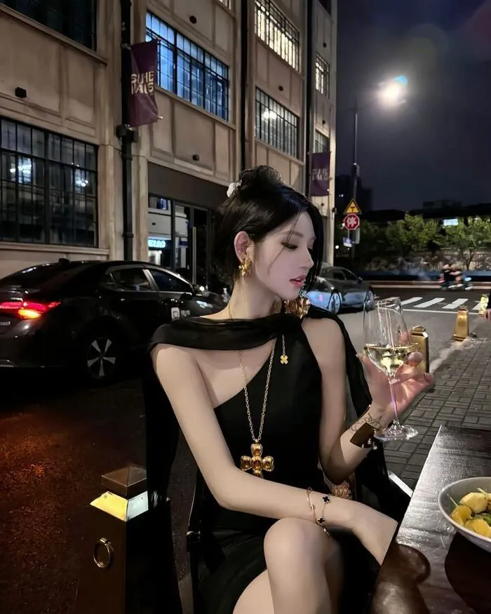 gái xinh ngầu chụp ảnh trong phòng