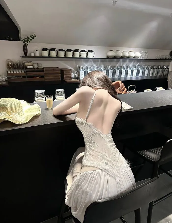 Gái xinh quay lưng body chuẩn chỉnh Gái xinh quay lưng body chuẩn chỉnh