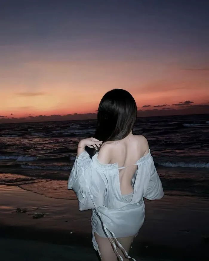 Gái xinh quay lưng giữa background thơ mộng Gái xinh quay lưng giữa background thơ mộng
