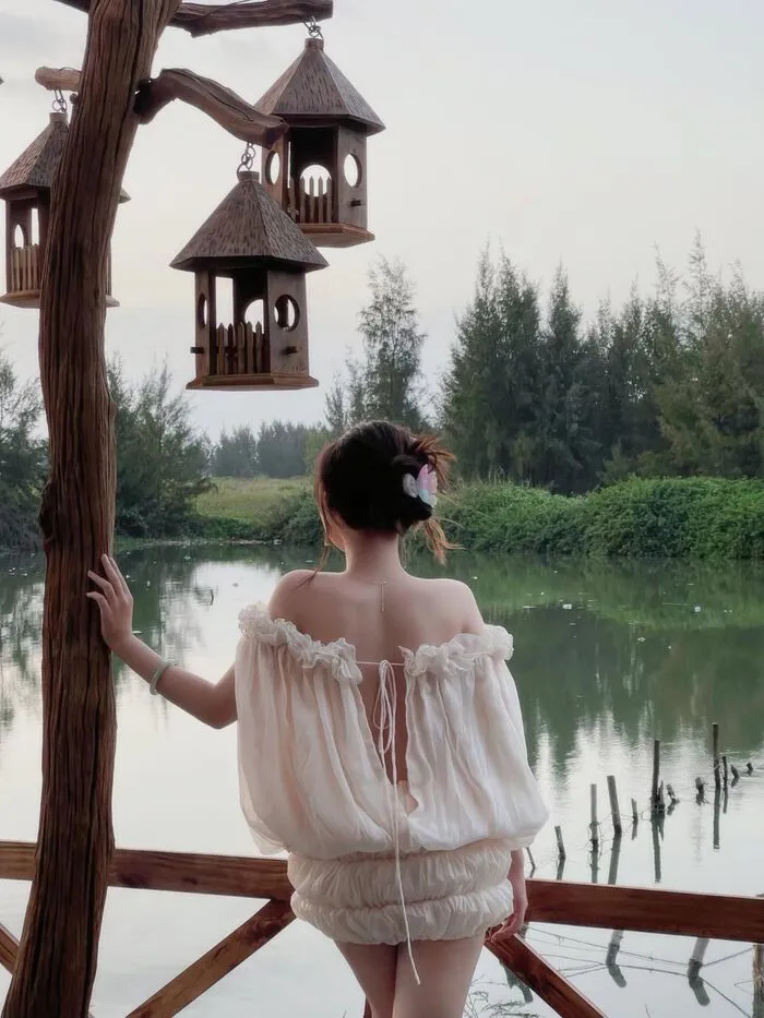 Gái xinh quay lưng khoảnh khắc nghệ thuật Gái xinh quay lưng khoảnh khắc nghệ thuật