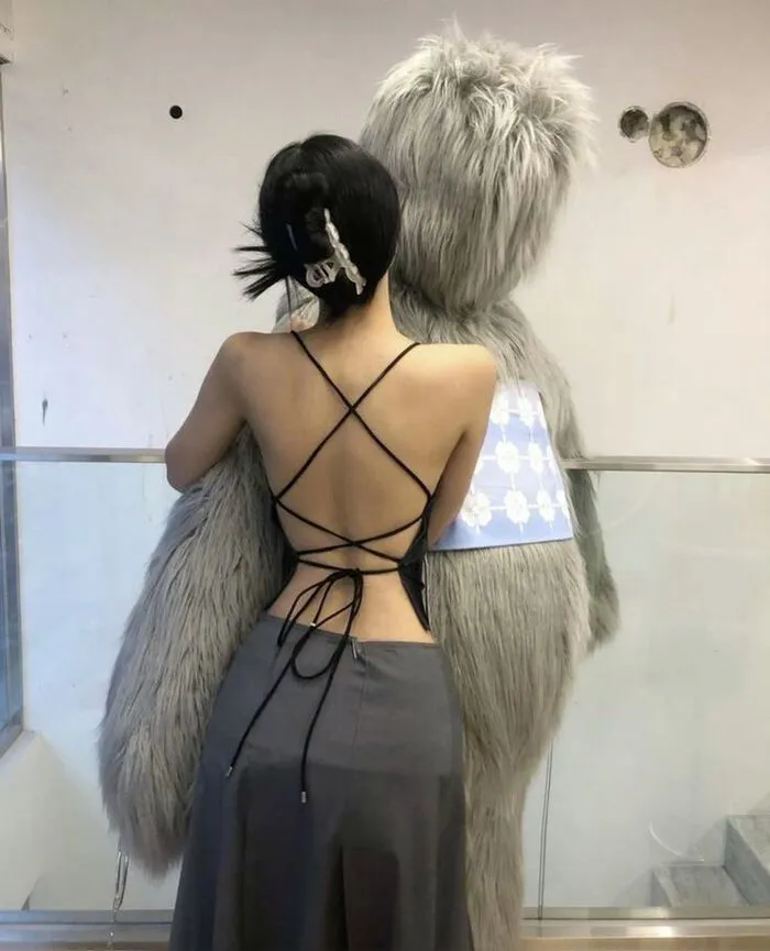 Gái xinh quay lưng outfit mùa hè cuốn hút Gái xinh quay lưng outfit mùa hè cuốn hút