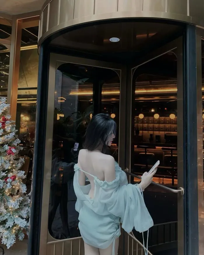 Gái xinh quay lưng vibe nàng thơ Gái xinh quay lưng vibe nàng thơ