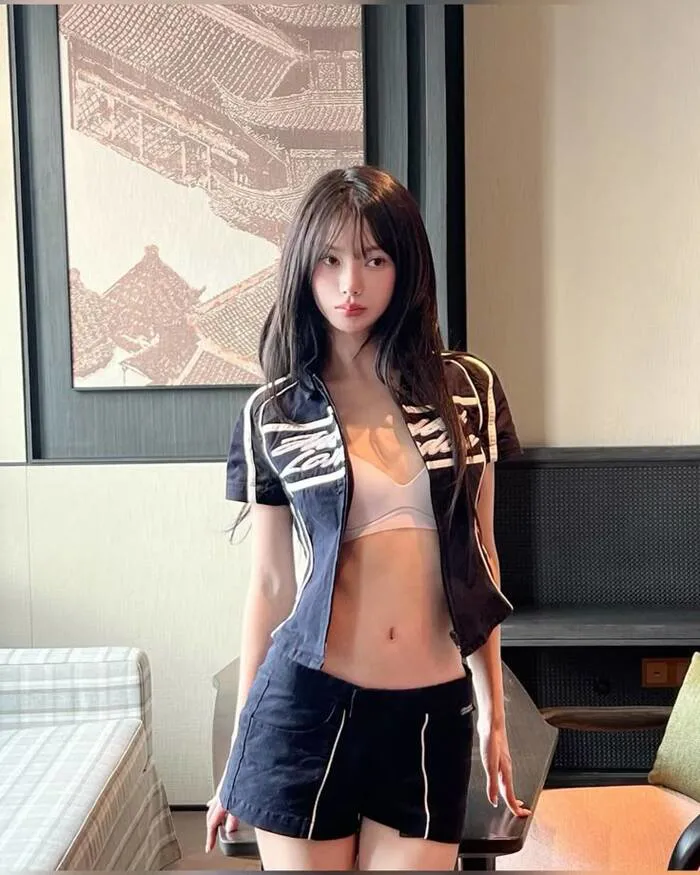 gái xinh tóc dài ánh mắt cuốn hút