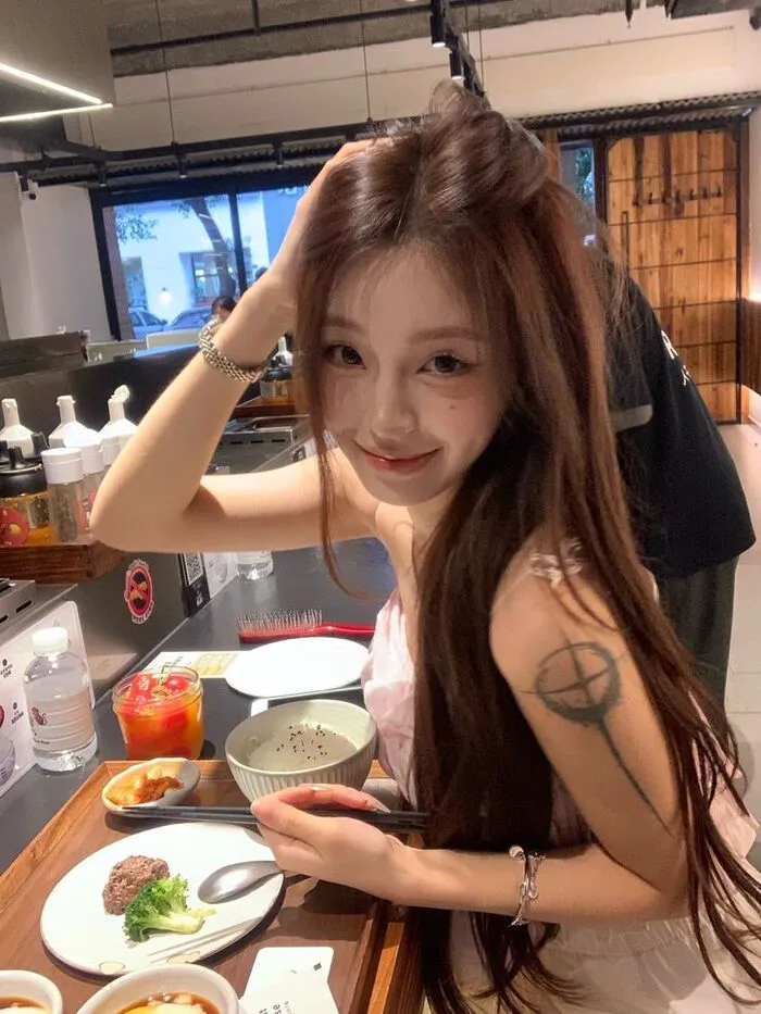gái xinh tóc dài chụp ảnh selfie