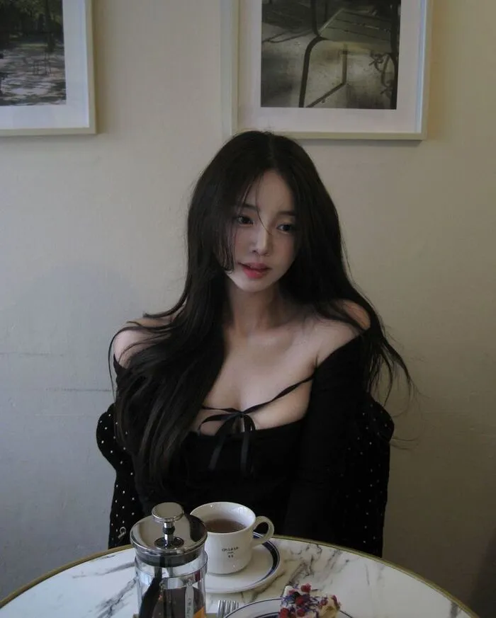 gái xinh tóc dài nụ cười dịu dàng