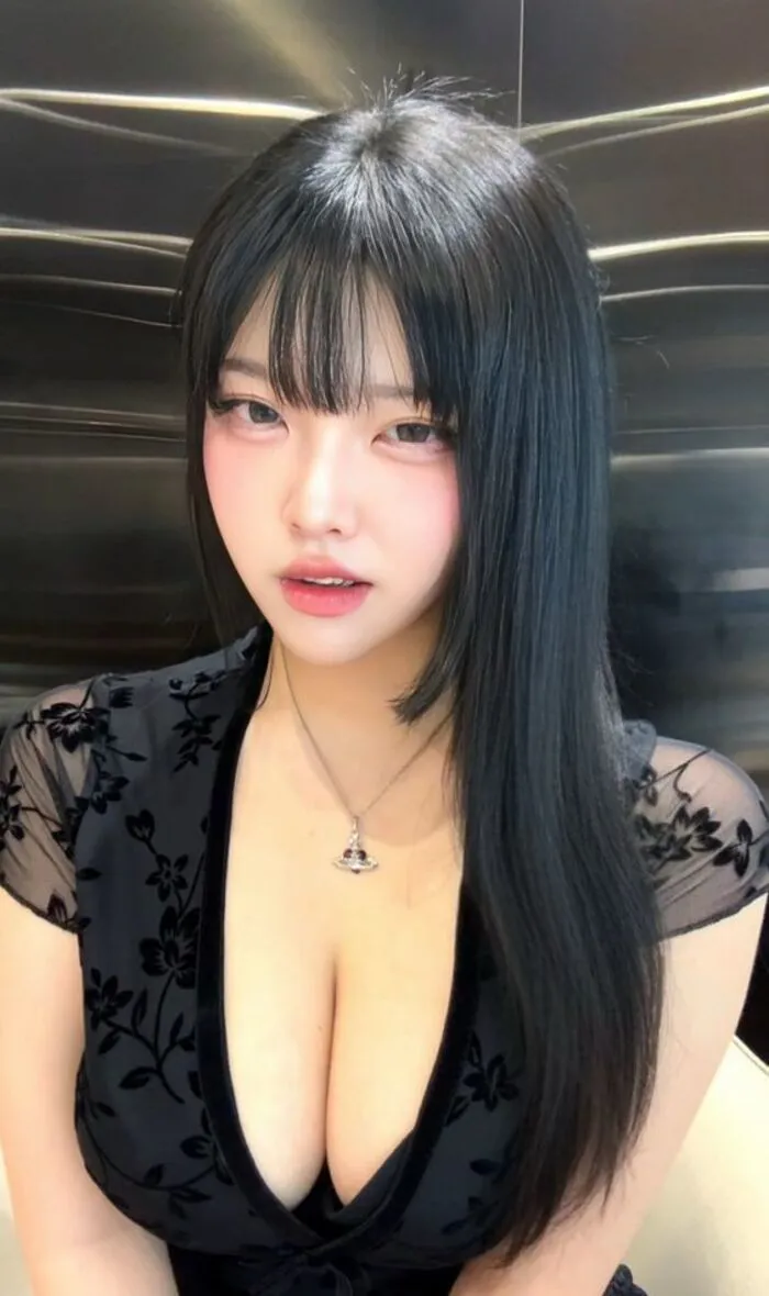 Gái xinh vú to outfit cắt xẻ táo bạo