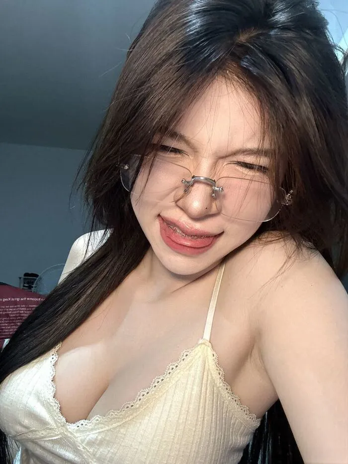 Gái xinh vú to thần thái cuốn hút
