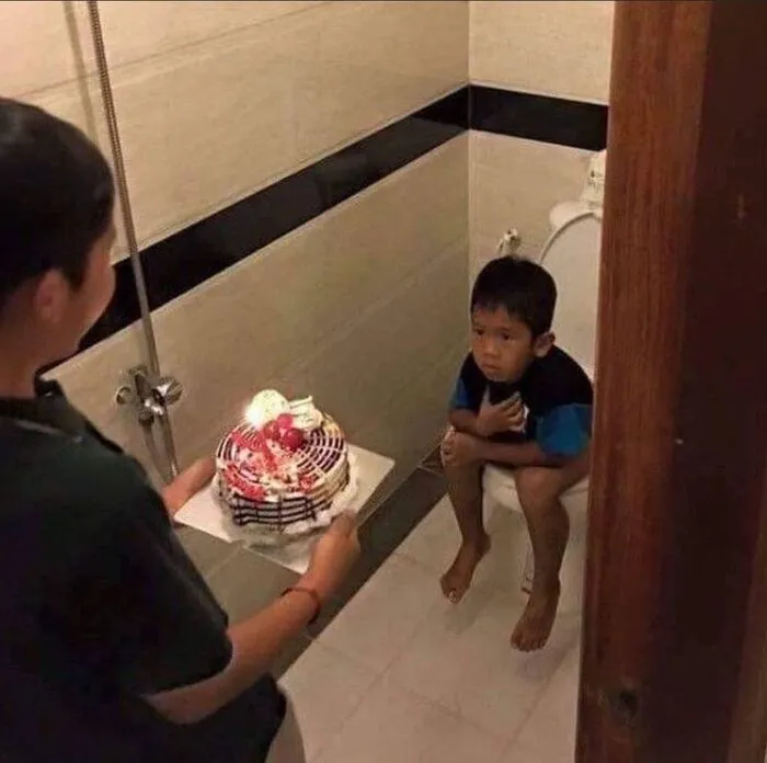 meme chúc mừng sinh nhật nhìn chằm chằm