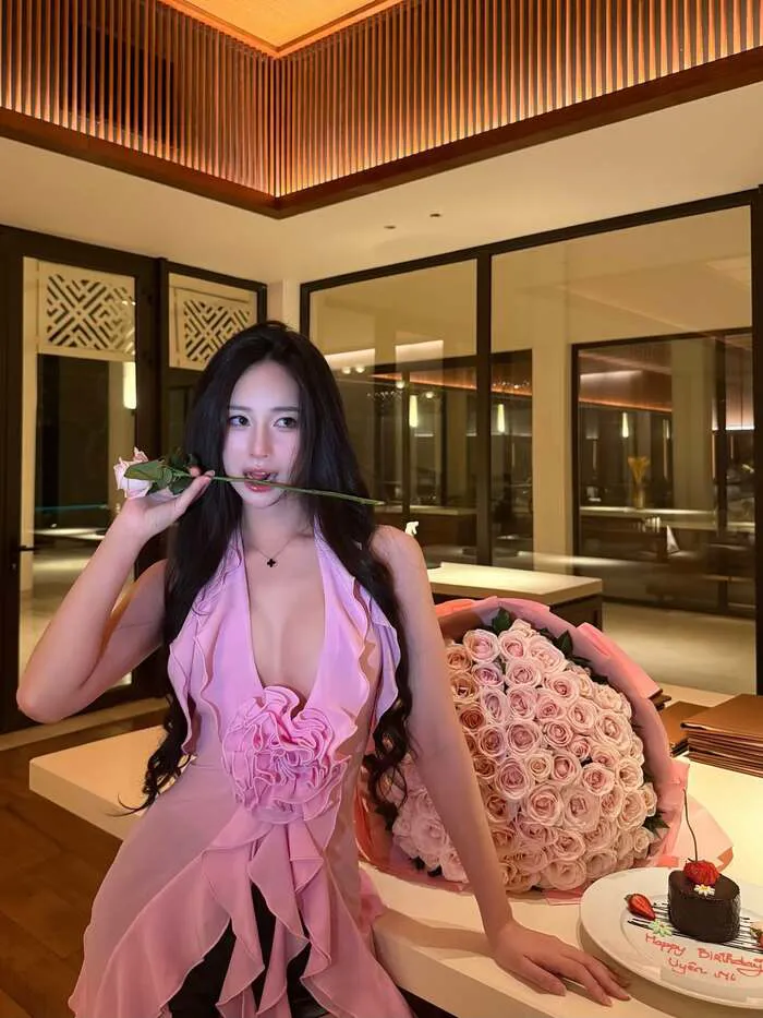 uyên ni đẹp gợi cảm nhẹ
