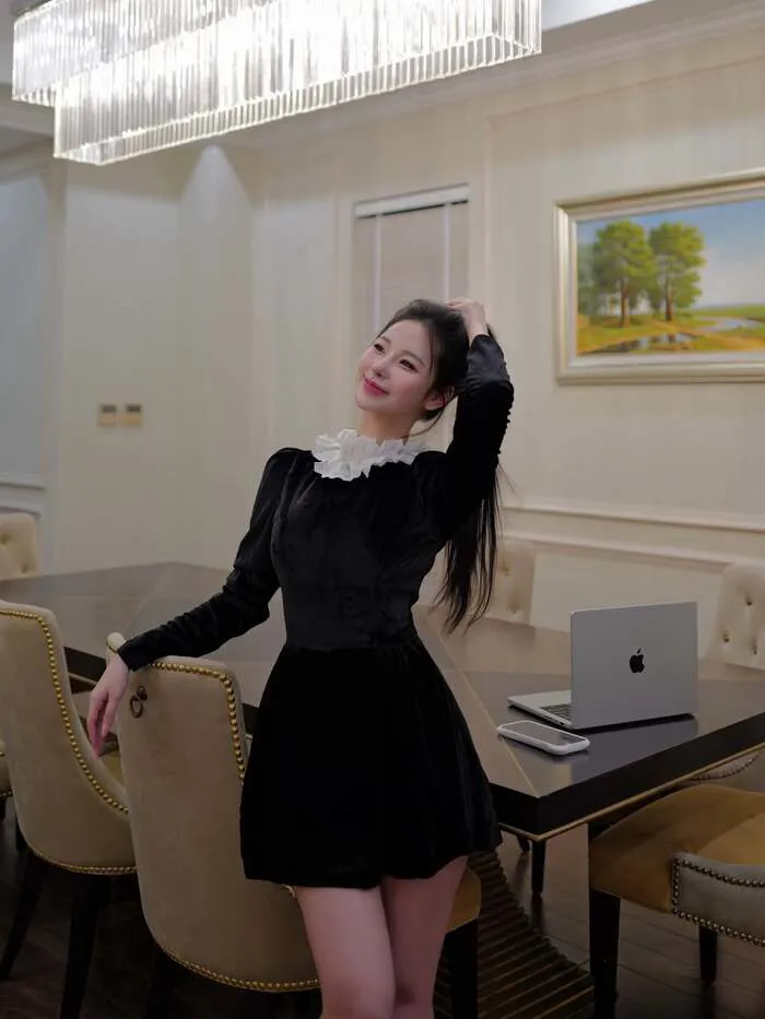 uyên ni phong cách sexy nhẹ